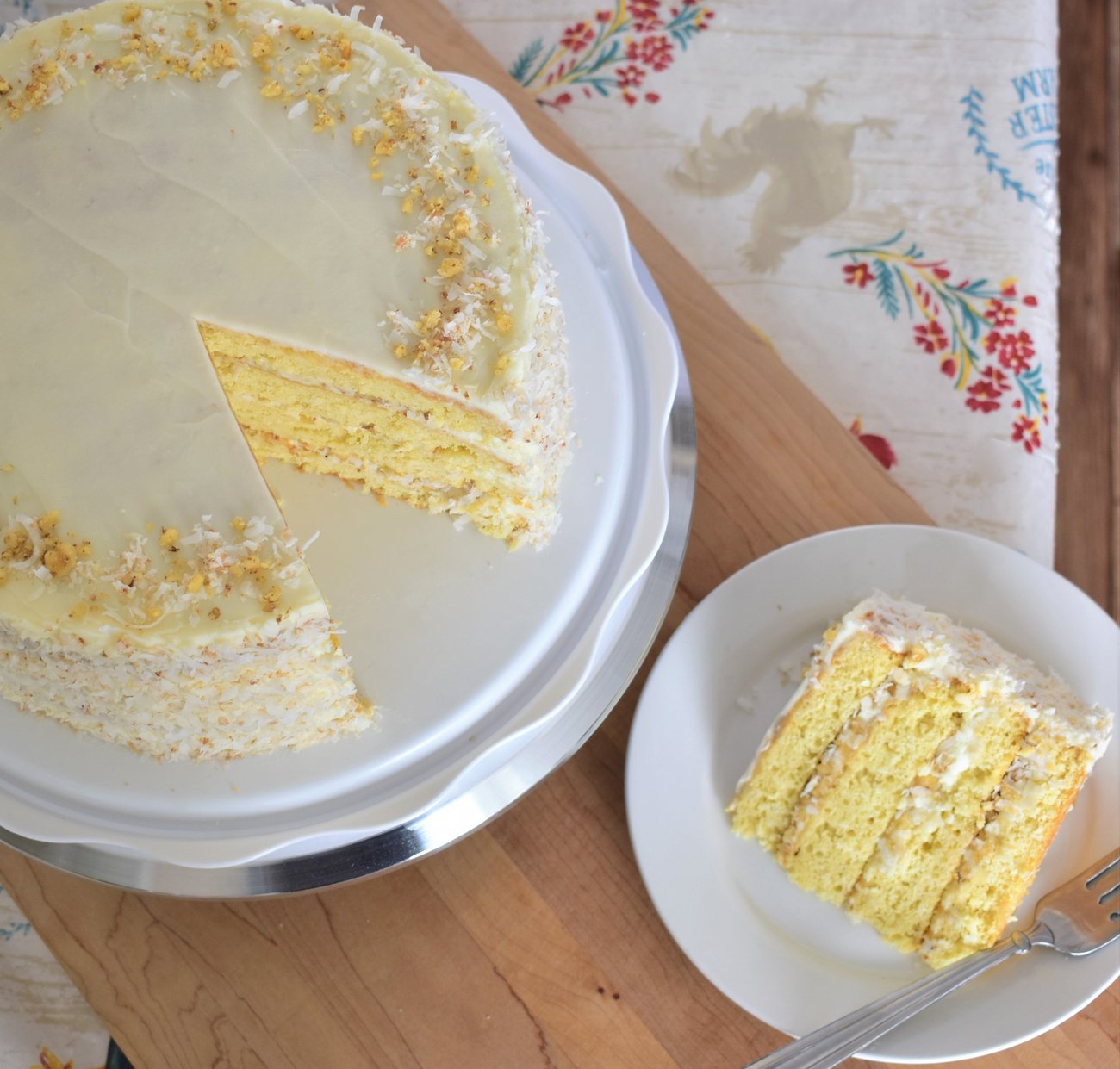 Receta italiana de pastel de crema de coco de cuatro capas