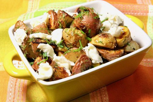 Patatas Mixtas Asadas Con Hierbas Frescas Y Burrata