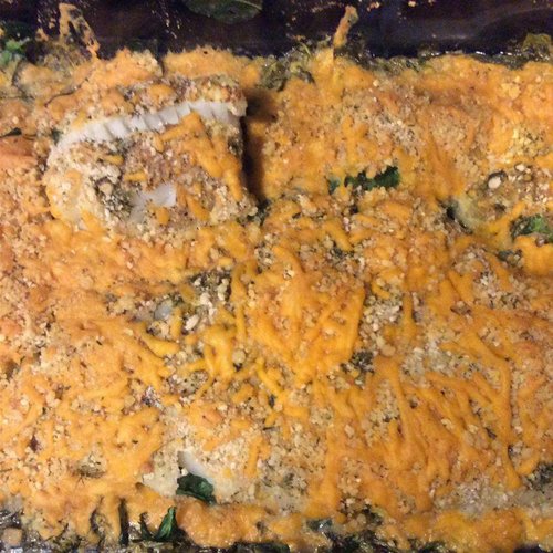 Cazuela de espinacas y pescado crujiente con queso